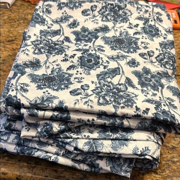 Blanc & Bleu Other - Floral Blue and White Bedding Set